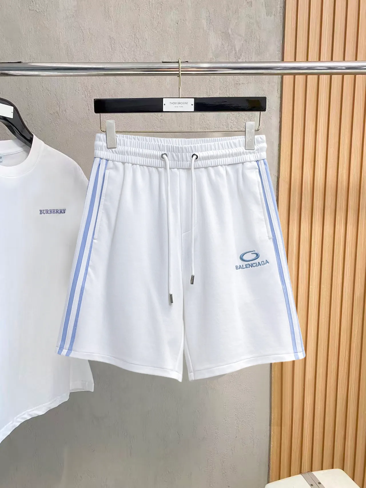 Balenciaga's three-standard complete 2026 summer New Arrival men's casual shorts, advanced custom-made Breathable fabric, Breathable fabric, extremely stretchy and comfortable, impeccable details, top-grade accessories, original logo design concept, delicate and soft feel! The upper body fit is awesome! Size: M-XXXL Please state your height and weight when ordering